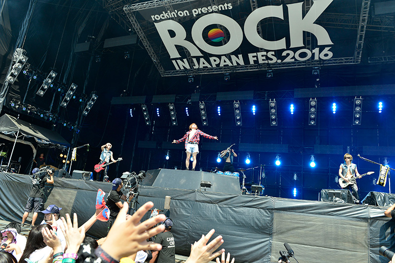 ゴールデンボンバー「ROCK IN JAPAN FESTIVAL 2016」ライブレポ!スポンサーに媚びまくりなパフォーマンス